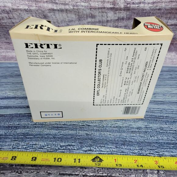 Vintage Ertl 1/80 scale International Harvester combine w/ 2 heads red/white - Picture 8 of 9